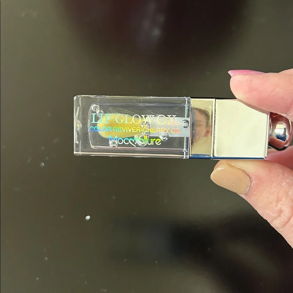 Moc Allure Clear Lip Gloss with Silver Cap - Picture 3 of 11